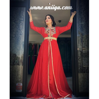 caftan marocain moderne style robe couleur rouge , dentelle et mousseline, coupe evasée et tendance