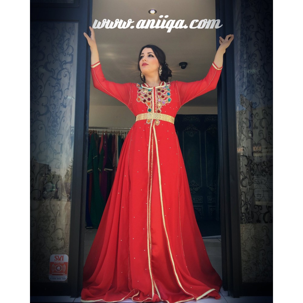 caftan marocain moderne style robe couleur rouge , dentelle et mousseline, coupe evasée et tendance