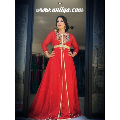 caftan marocain moderne style robe couleur rouge , dentelle et mousseline, coupe evasée et tendance