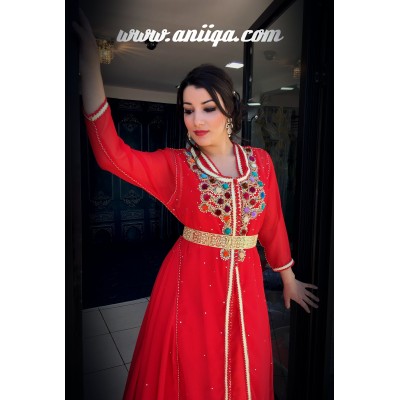 caftan marocain moderne style robe couleur rouge , dentelle et mousseline, coupe evasée et tendance