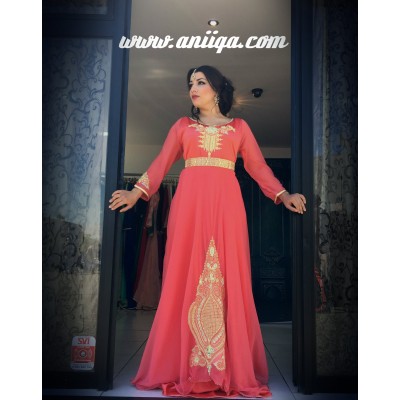 caftan marocain moderne saumon , coupe cloche tendance, jupon  et manche en mousseline buste en satin brodé et perlé