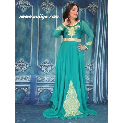 robe marocaine 2016, vert émeraude, coupe cloche  tendance, mousseline et satin , broderies et perlages 