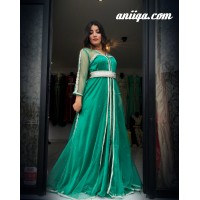 caftan marocain simple et tendance, style robe de soirée orientale, vert émeraude, perlé , tissu tulle et satin