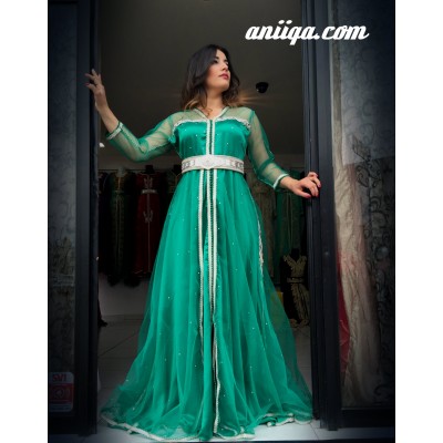 caftan marocain simple et tendance, style robe de soirée orientale, vert émeraude, perlé , tissu tulle et satin