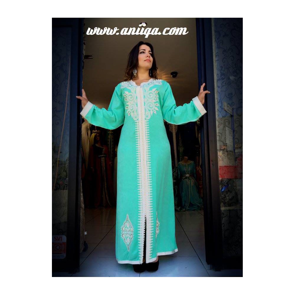 caftan simple sans ceinture vert d'eau, en mlifa douce et fluide, brodé et perlé , modele chic et tendance