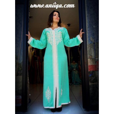 caftan simple sans ceinture vert d'eau, en mlifa douce et fluide, brodé et perlé , modele chic et tendance