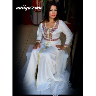 caftan marocain moderne blanc perlé, coupe tendance et chic , mousseline et satin 