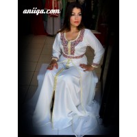 caftan marocain moderne blanc perlé, coupe tendance et chic , mousseline et satin 