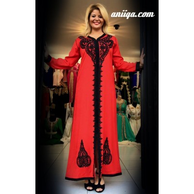 Caftan simple en rouge et noir 