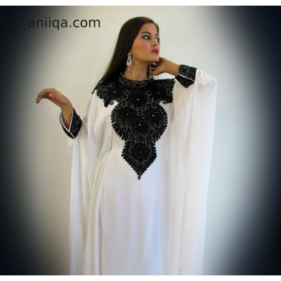 Robe Dubai blanche et noir col haut Maryam