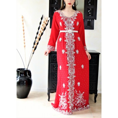 Robe orientale avec cape rouge et argent