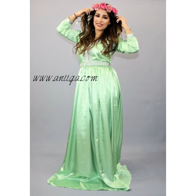 Caftan en soie vert anis perlage argenté vert