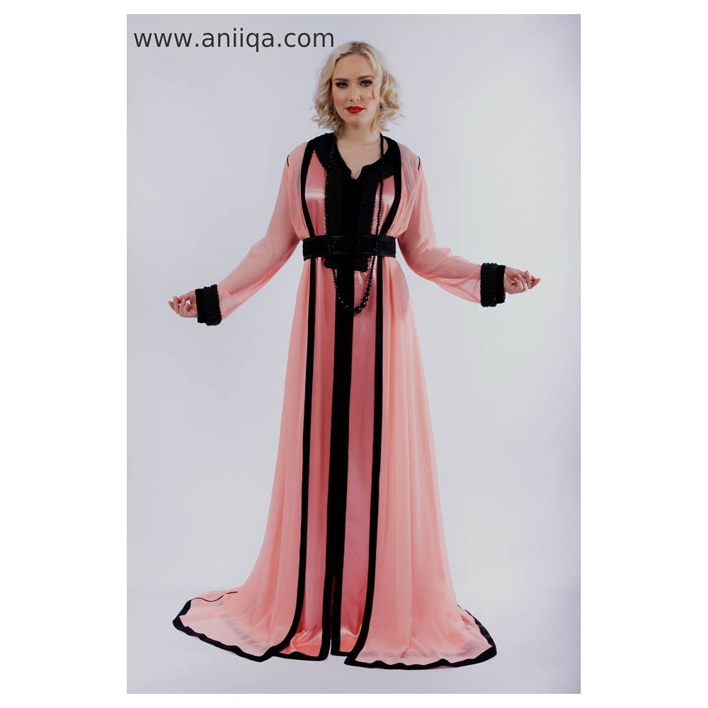 Caftan takchita chic et moderne rose poudré perlé en noir