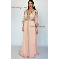 Caftan rose poudré chic orné de pierres de verre